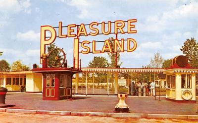 Pleasure Island Entrance Wakefield, Massachusetts Postcard