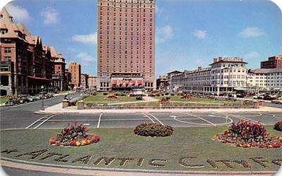 Beautiful park area attracts strollers on boardwalk Atlantic City, New Jersey Postcard
