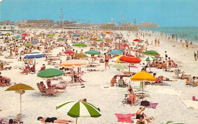 Beach, Marine Pier and Hunt's Pier  Wildwood , New Jersey Postcard